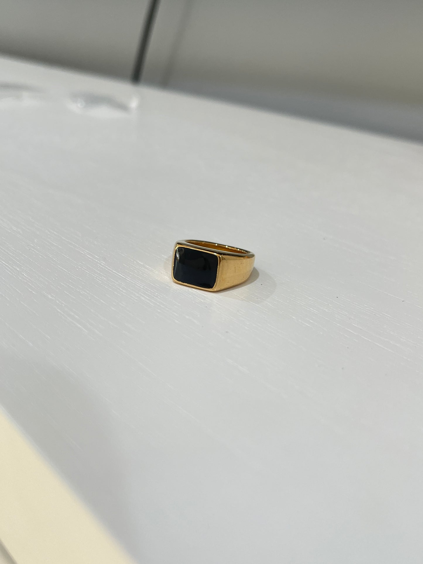 Black onyx gold ring